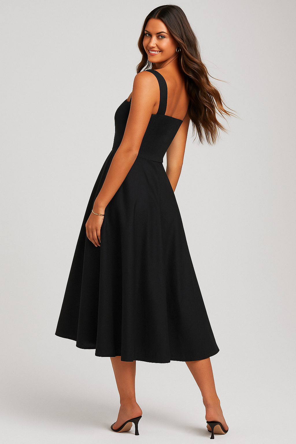 Schwarzes Midikleid mit breiten Trägern und geradem Ausschnitt
