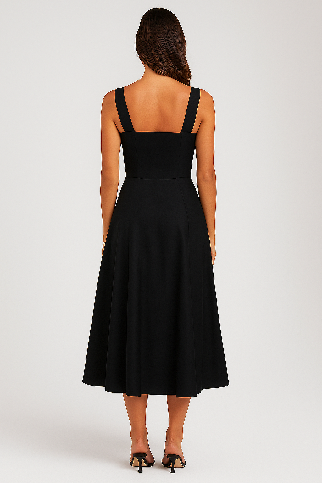 Schwarzes Midikleid mit breiten Trägern und geradem Ausschnitt