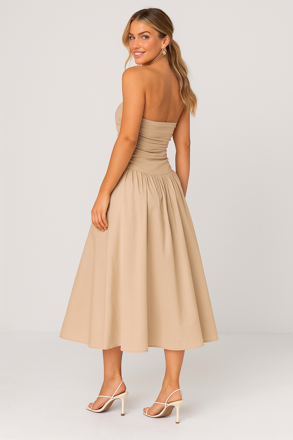 Beiges trägerloses Midikleid mit gerafftem Oberteil