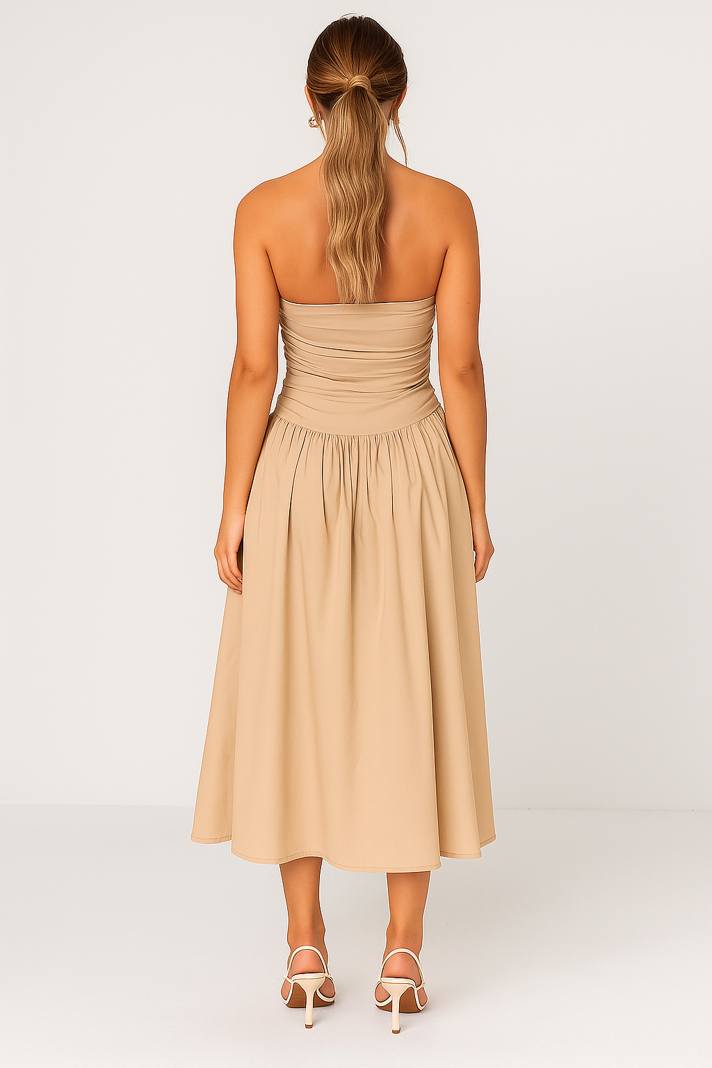 Beiges trägerloses Midikleid mit gerafftem Oberteil