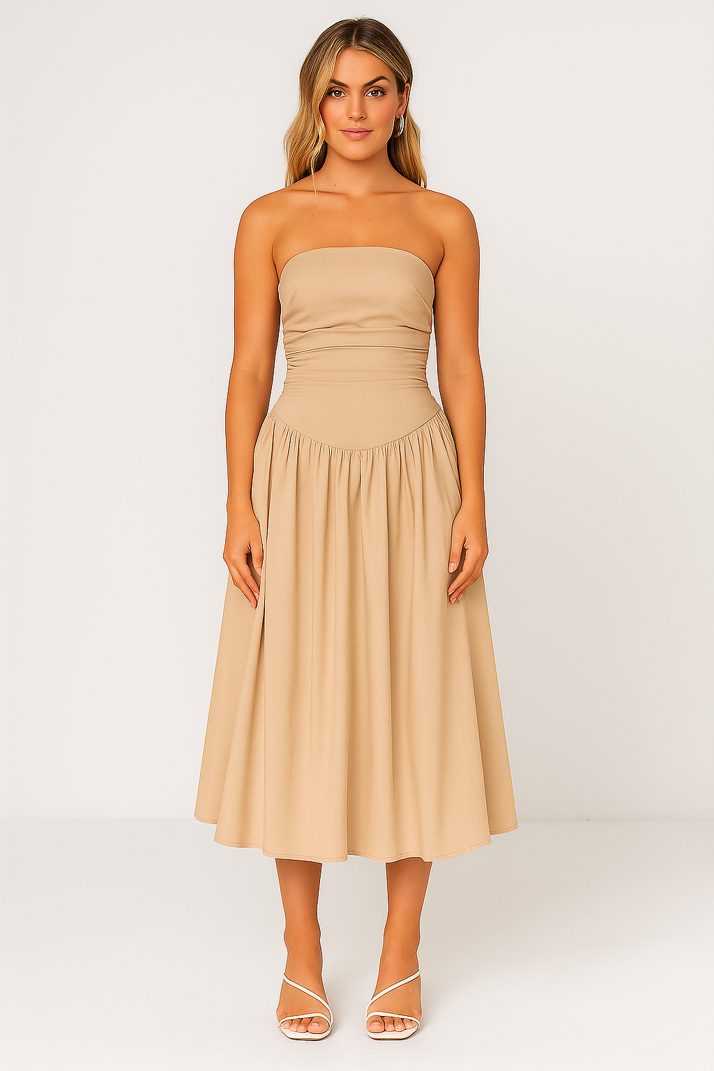 Beiges trägerloses Midikleid mit gerafftem Oberteil