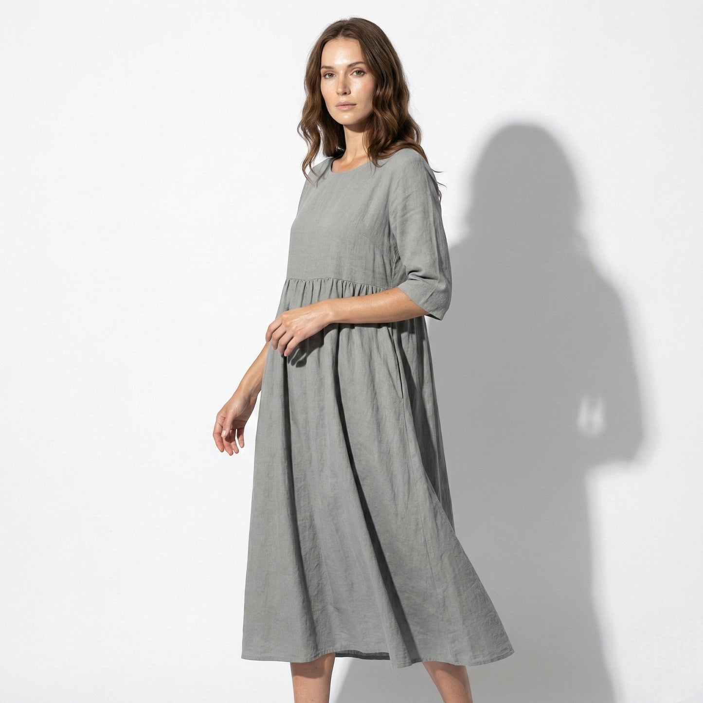 Women's midi dress with round neckline and side pockets