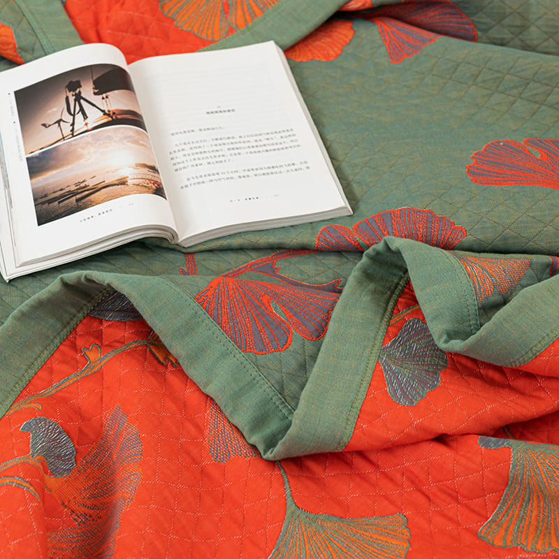 Herbstglanz Wendedecke – Baumwollquilt mit Gingko-Blatt-Muster in Orange