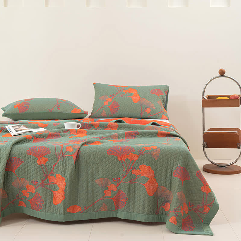 Herbstglanz Wendedecke – Baumwollquilt mit Gingko-Blatt-Muster in Orange