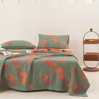 Herbstglanz Wendedecke – Baumwollquilt mit Gingko-Blatt-Muster in Orange