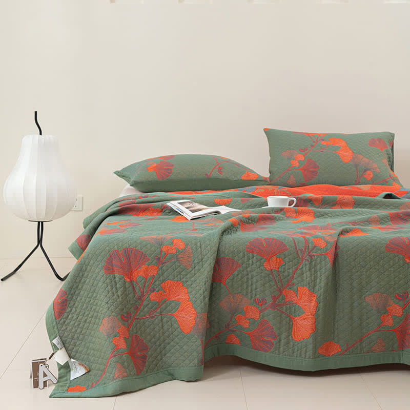 Herbstglanz Wendedecke – Baumwollquilt mit Gingko-Blatt-Muster in Orange