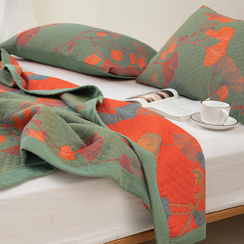 Herbstglanz Wendedecke – Baumwollquilt mit Gingko-Blatt-Muster in Orange