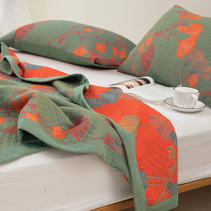 Herbstglanz Wendedecke – Baumwollquilt mit Gingko-Blatt-Muster in Orange