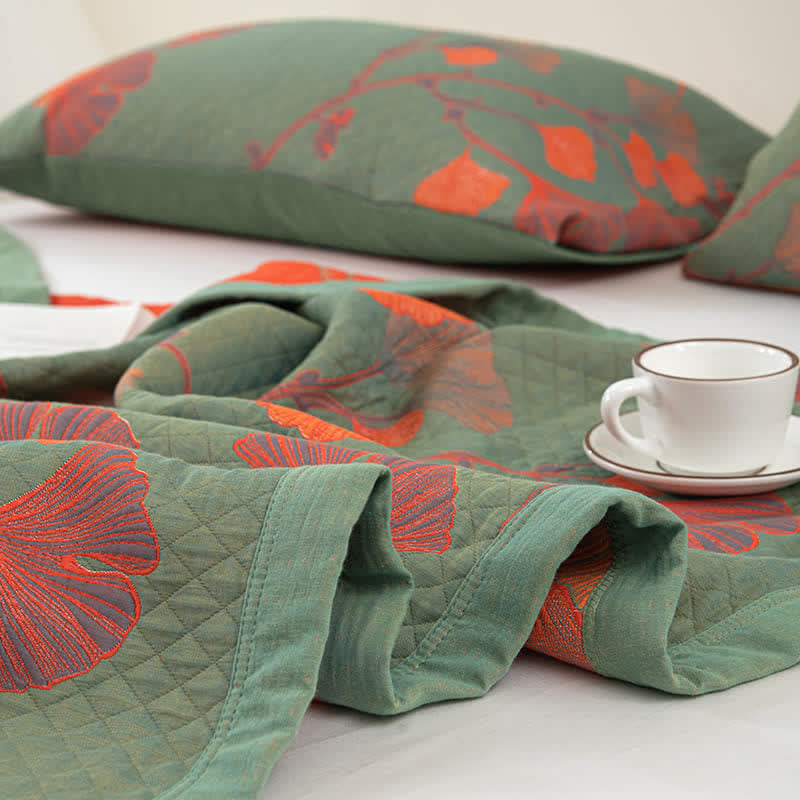 Herbstglanz Wendedecke – Baumwollquilt mit Gingko-Blatt-Muster in Orange