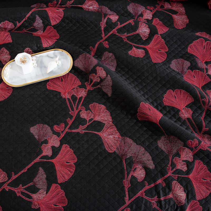 Herbstglanz Wendedecke – Baumwollquilt mit Gingko-Blatt-Muster in Orange