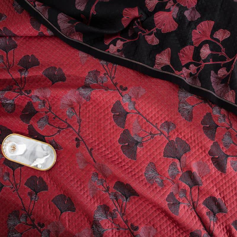 Herbstglanz Wendedecke – Baumwollquilt mit Gingko-Blatt-Muster in Orange