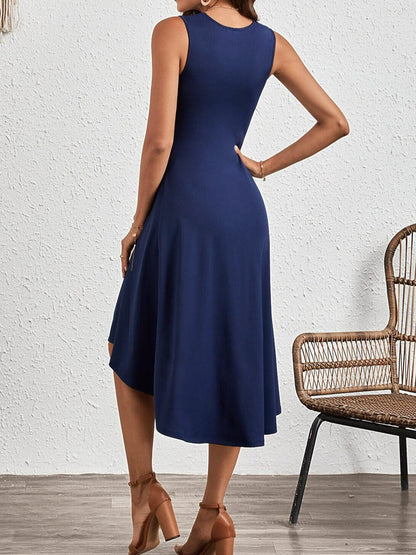 Damenkleid ohne Ärmel mit Rundhalsausschnitt und asymmetrischem Saum