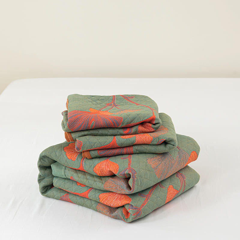 Herbstglanz Wendedecke – Baumwollquilt mit Gingko-Blatt-Muster in Orange