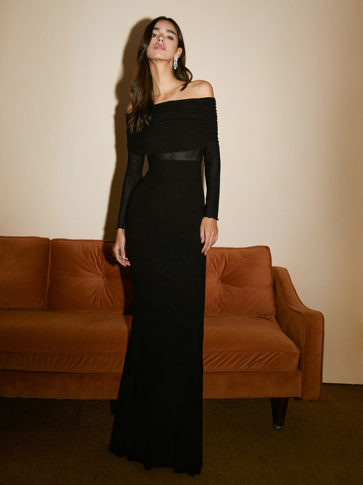 Damen-Abendkleid bodenlang mit Carmen-Ausschnitt, langen Ärmeln und gerafftem Brustteil