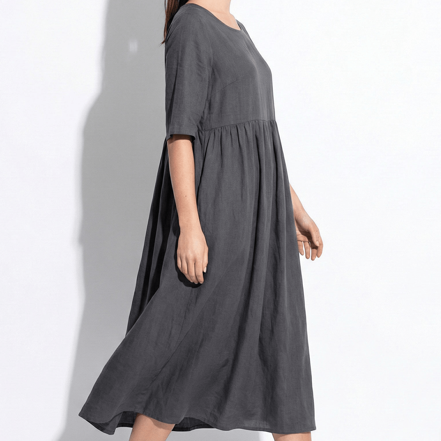 Women's midi dress with round neckline and side pockets