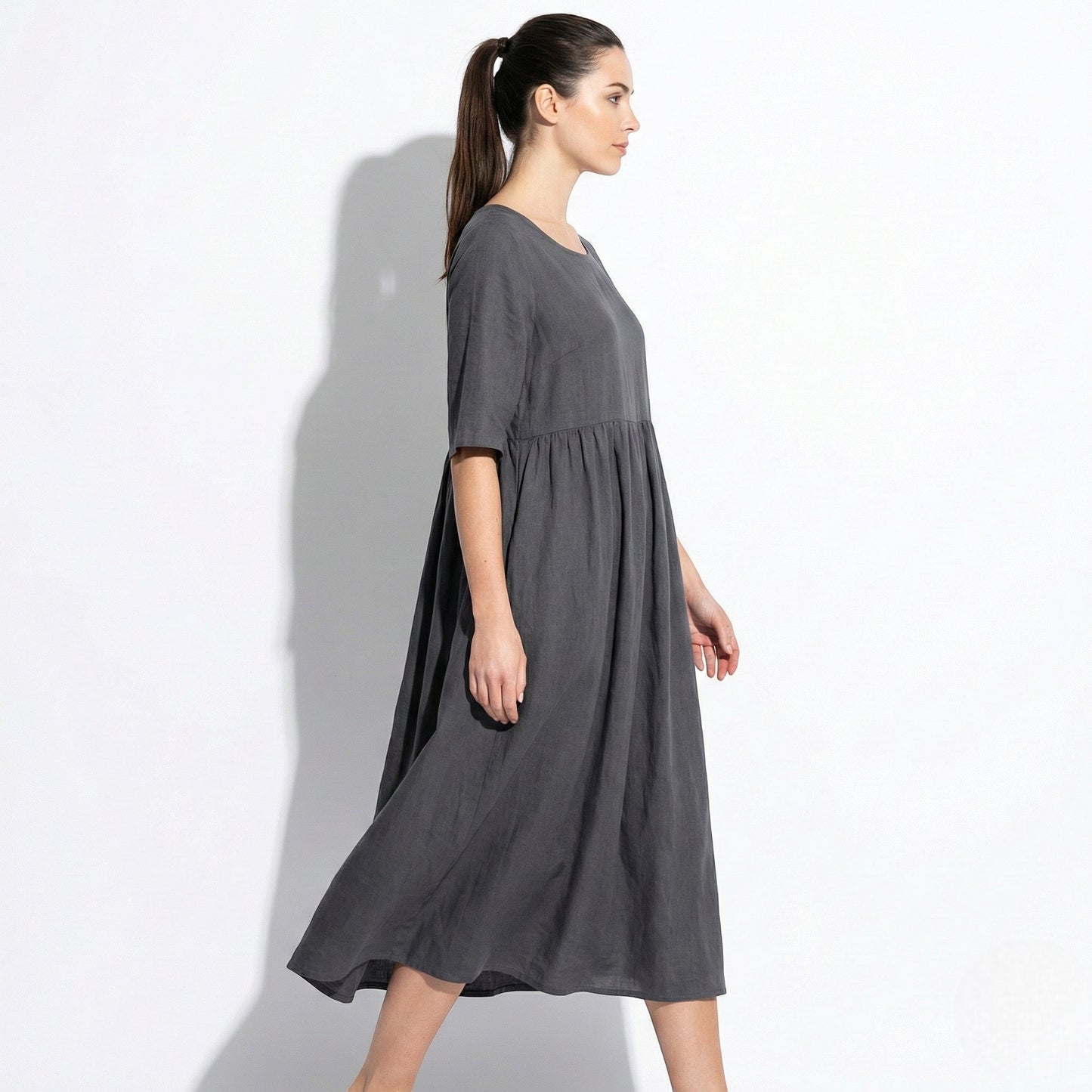 Women's midi dress with round neckline and side pockets
