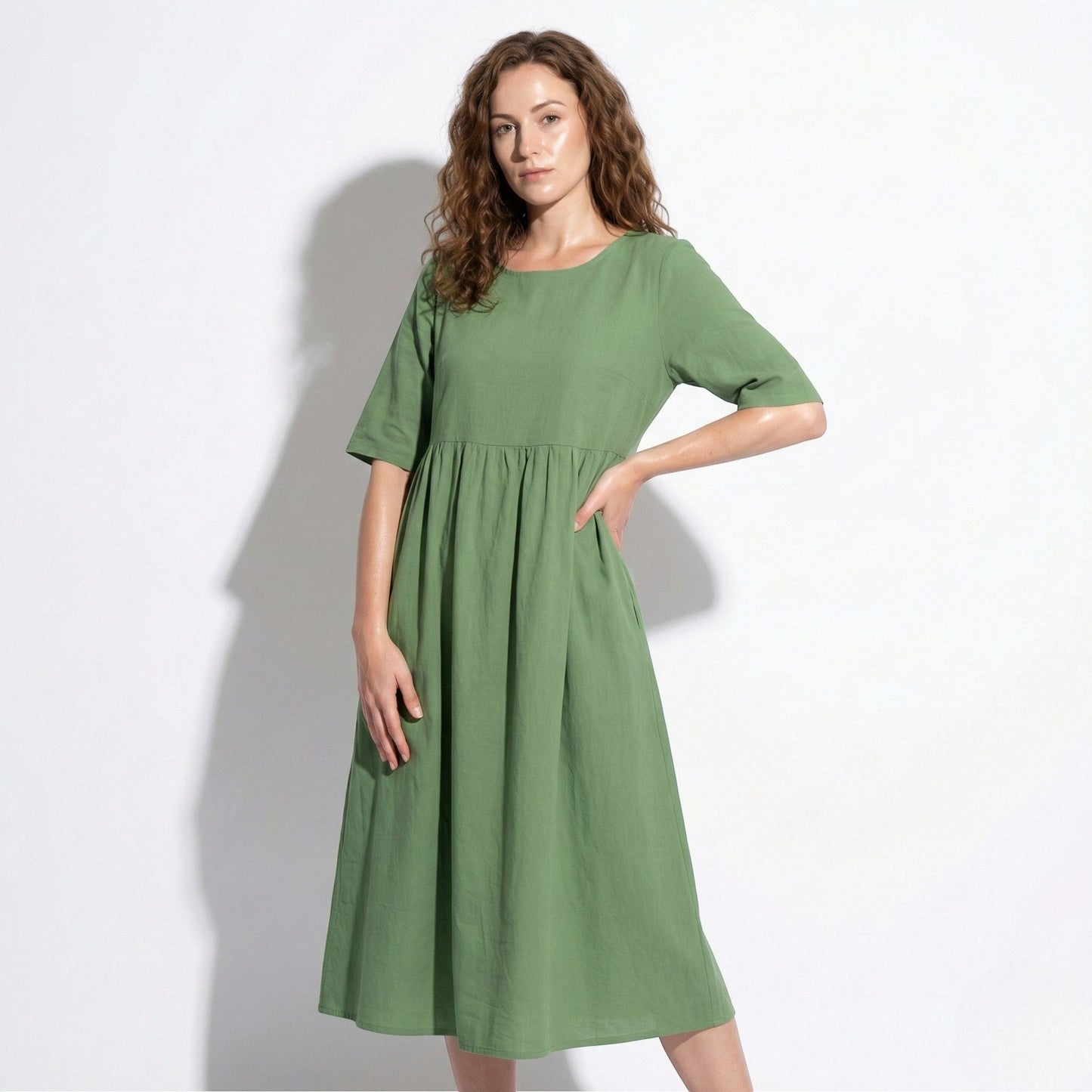 Women's midi dress with round neckline and side pockets