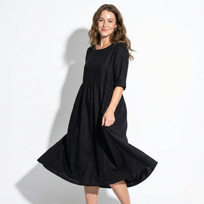 Women's midi dress with round neckline and side pockets