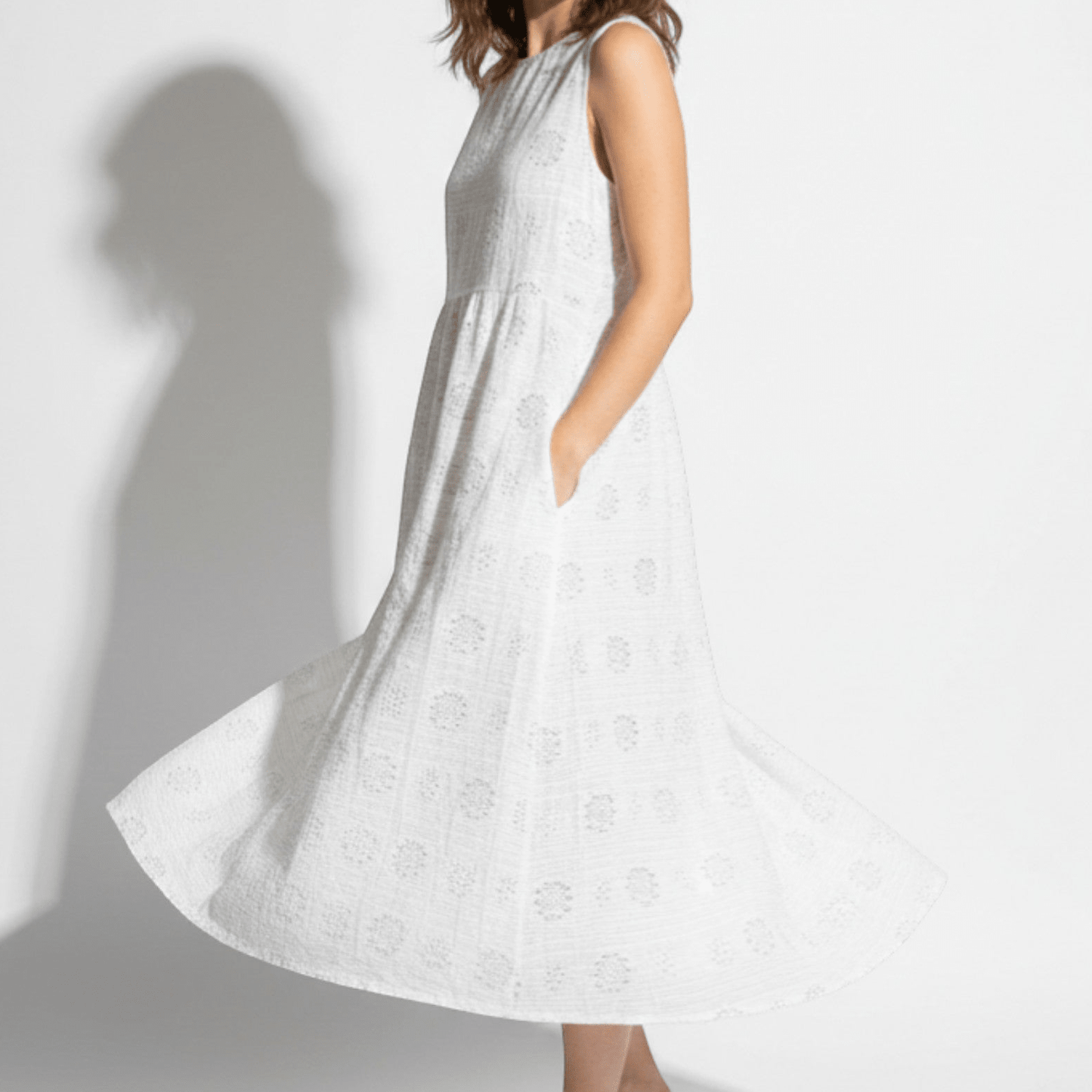 Women's sleeveless midi dress with floral embroidery