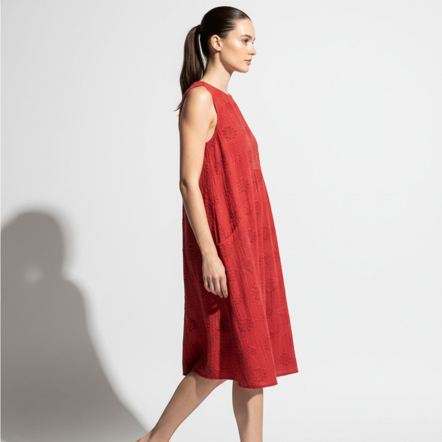 Women's sleeveless midi dress with floral embroidery