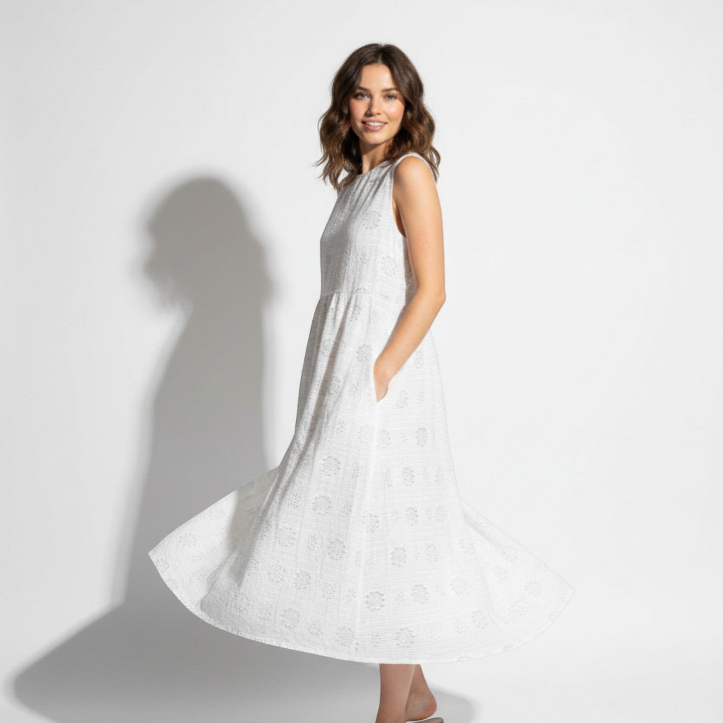 Women's sleeveless midi dress with floral embroidery